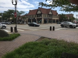 Photograph of intersection in Highland Park, IL near center of town